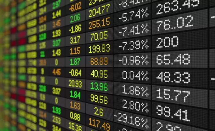 Ποιες εταιρείες τιμωρεί το ΧΑΚ με αναστολή των μετοχών τους