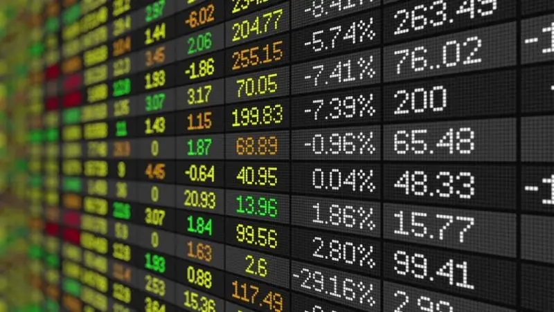 Ποιες εταιρείες τιμωρεί το ΧΑΚ με αναστολή των μετοχών τους