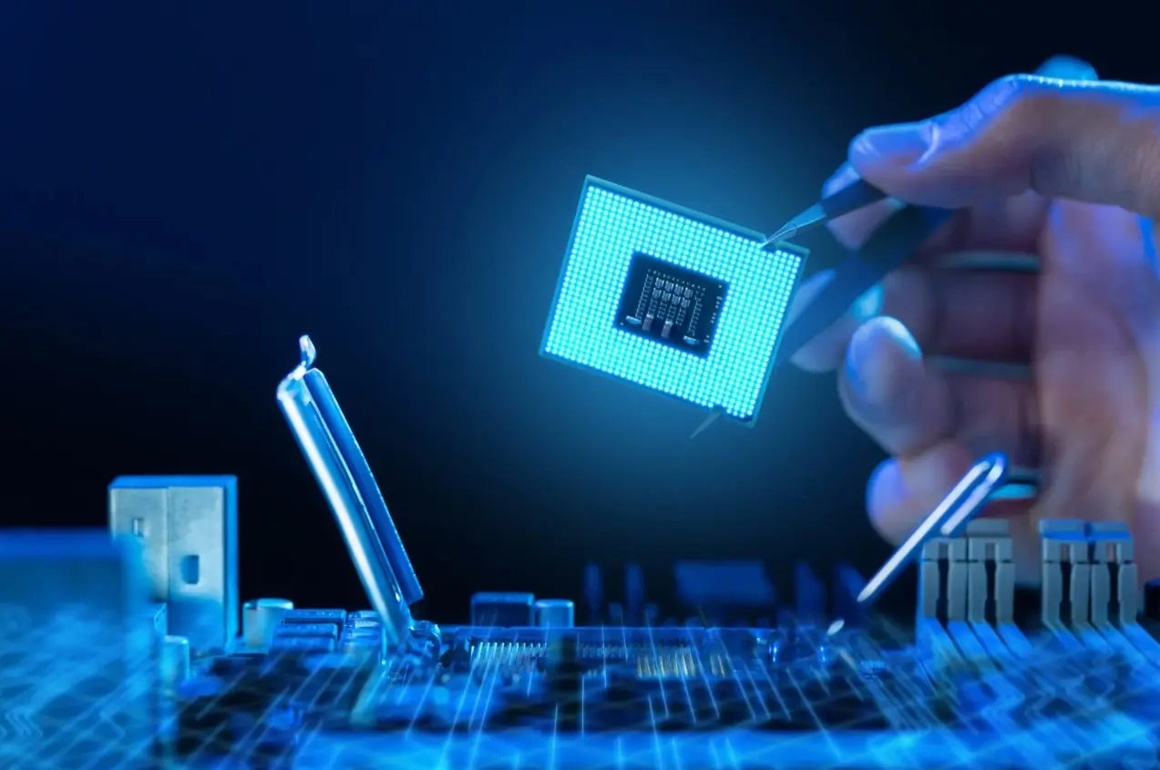 Προς κατάργηση οι περιορισμοί Μπάιντεν στα τσιπς τεχνητής νοημοσύνης