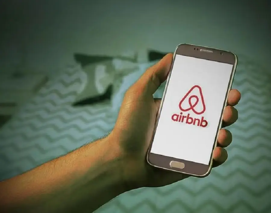 Airbnb: Ράλι της μετοχής έφερε η επιστροφή της στην κερδοφορία – Η καλύτερη συνεδρίαση από το 2020