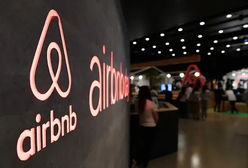 Η Airbnb απολύει το 25% των εργαζομένων της