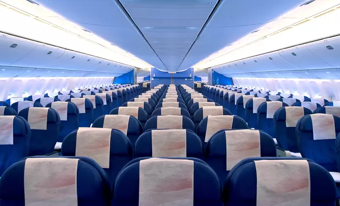 Έρευνα: Τα μεσαία καθίσματα των αεροπλάνων αυξάνουν τον κίνδυνο μετάδοσης του κορωνοϊού