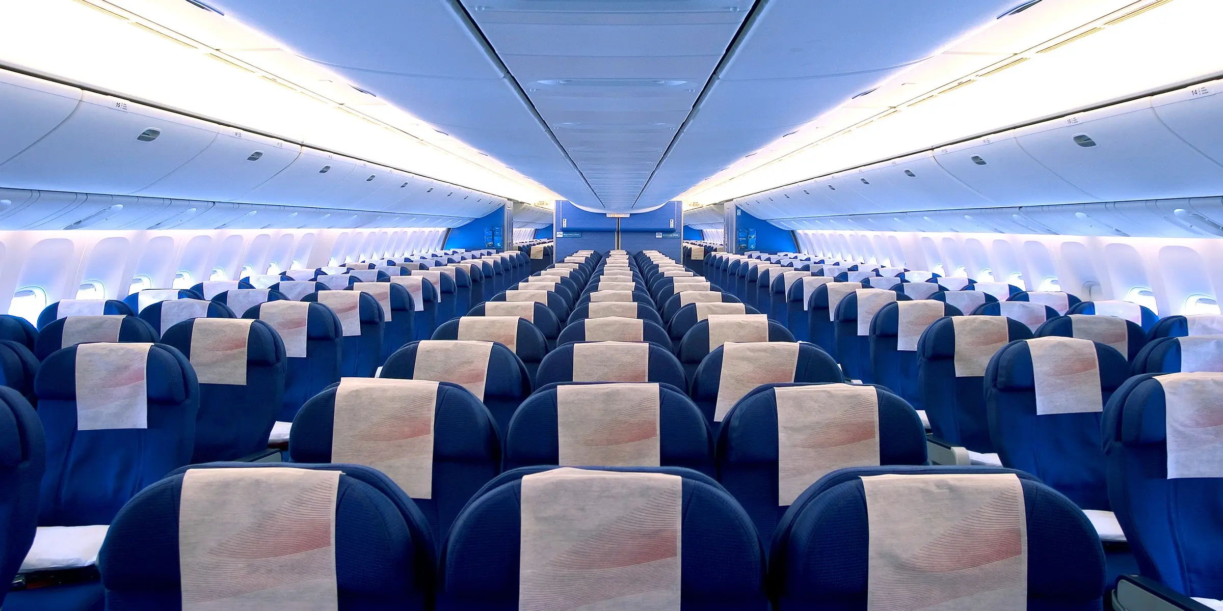 Έρευνα: Τα μεσαία καθίσματα των αεροπλάνων αυξάνουν τον κίνδυνο μετάδοσης του κορωνοϊού