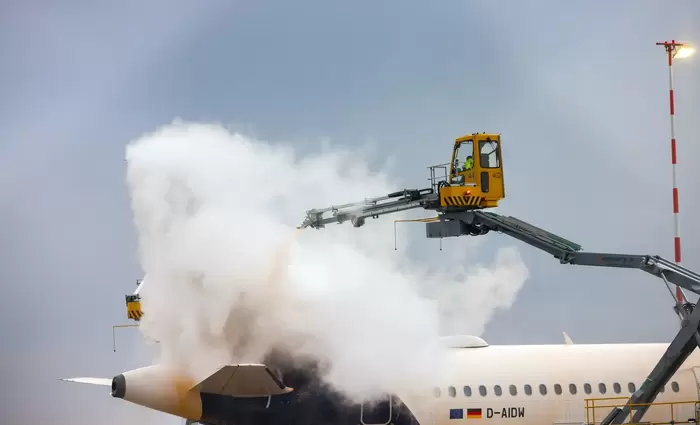 Αεροδρόμιο Φρανκφούρτης: Καθυστερήσεις και ακυρώσεις πτήσεων λόγω έντονης χιονόπτωσης