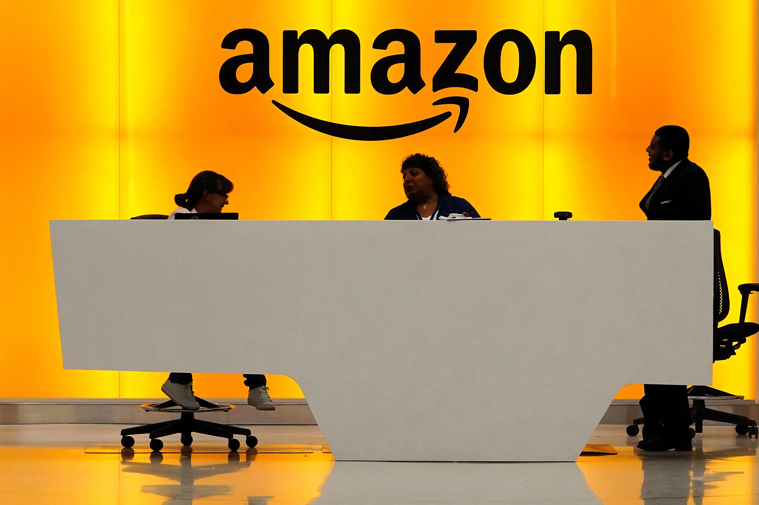 Amazon: Στοχοποιεί και τιμωρεί εργαζομένους που επιλέγουν τηλεργασία