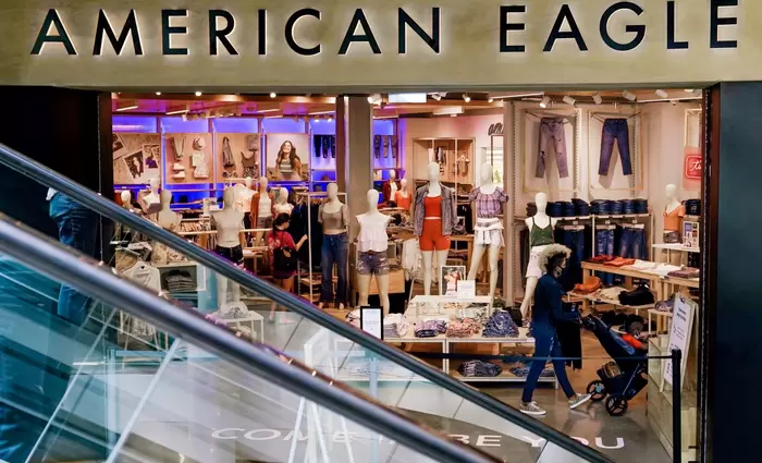 Αλμα 15% για τη μετοχή της American Eagle με ώθηση από τις πωλήσεις