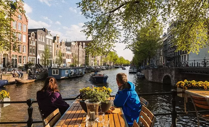 Σε ποιους τουρίστες «κλείνουν» την πόρτα Άμστερνταμ και Βαρκελώνη