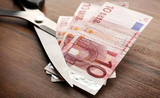 Αντισυνταγματικές οι περικοπές και πάγωμα αυξήσεων στο δημόσιο