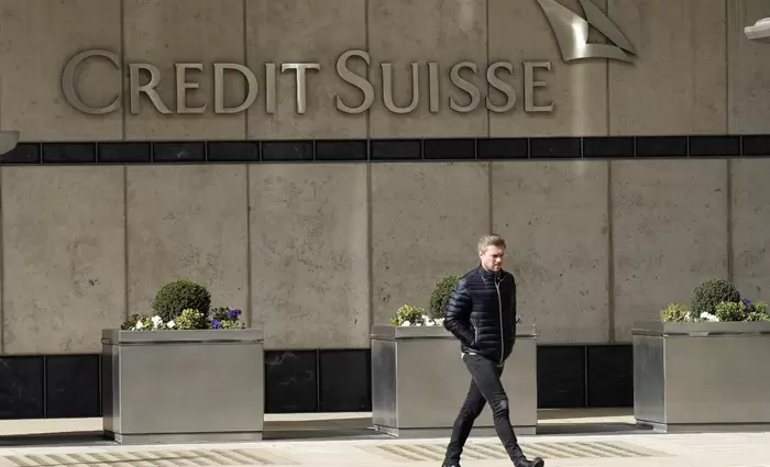 Χιλιάδες απολύσεις φέρνει η εξαγορά της Credit Suisse από τη UBS