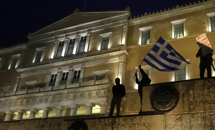 Bloomberg: H Αθήνα θέλει να μειώσει τον στόχο για το πρωτογενές πλεόνασμα