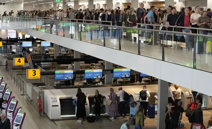 Οι ΗΠΑ επεκτείνουν τον κατάλογο κρατών στα οποία επιβάλλουν ταξιδιωτική απαγόρευση