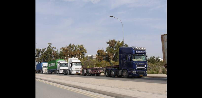 Πιάνουν ξανά τιμόνι οι μεταφορείς  -  Τερματίζεται η επ’ αόριστον απεργία