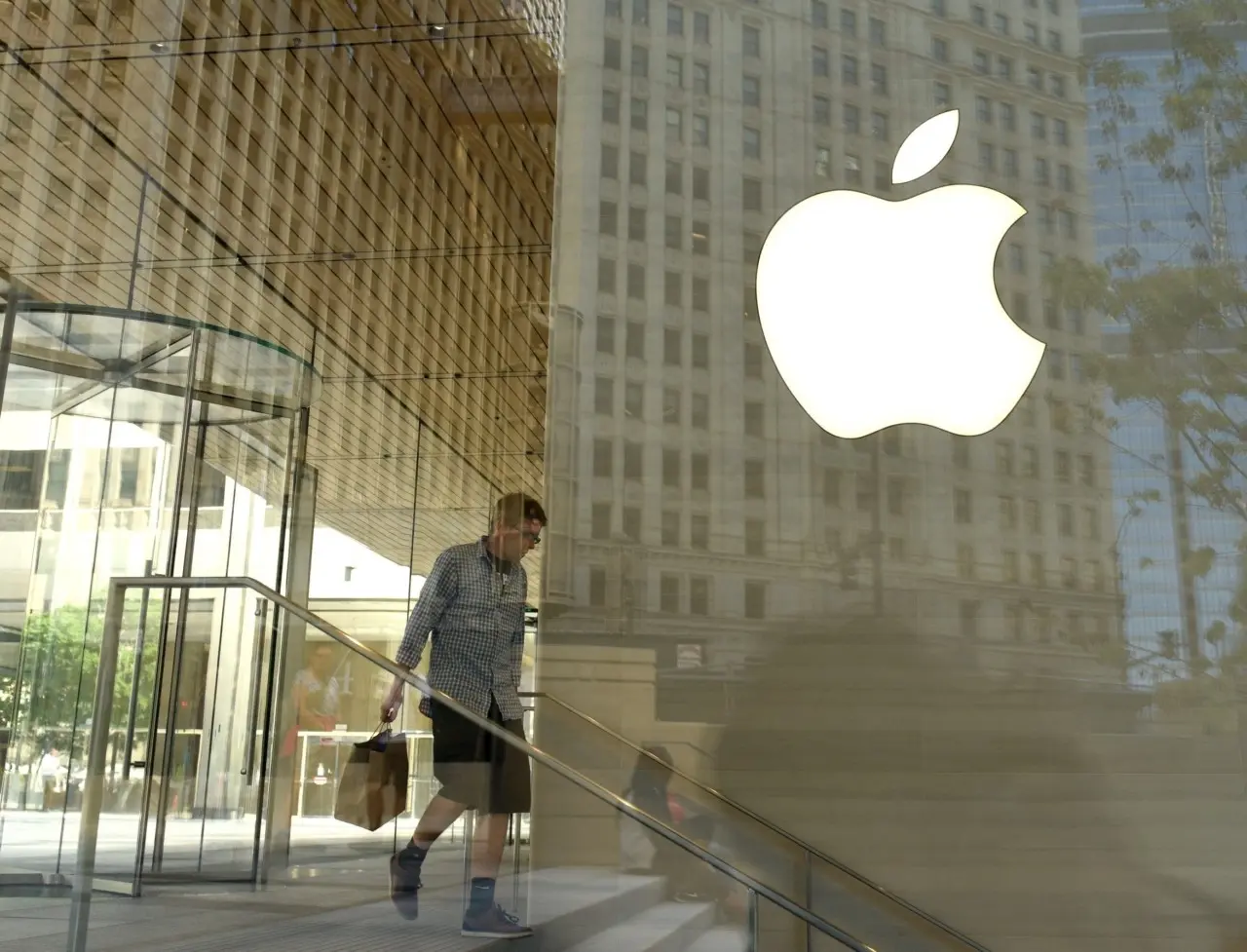 Apple: Γιατί αποχωρούν στελέχη της AI και επιλέγουν Meta και Google DeepMind