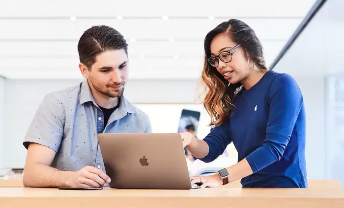 Η Apple αναβάλλει επ’ αόριστον την επιστροφή των εργαζομένων στα γραφεία