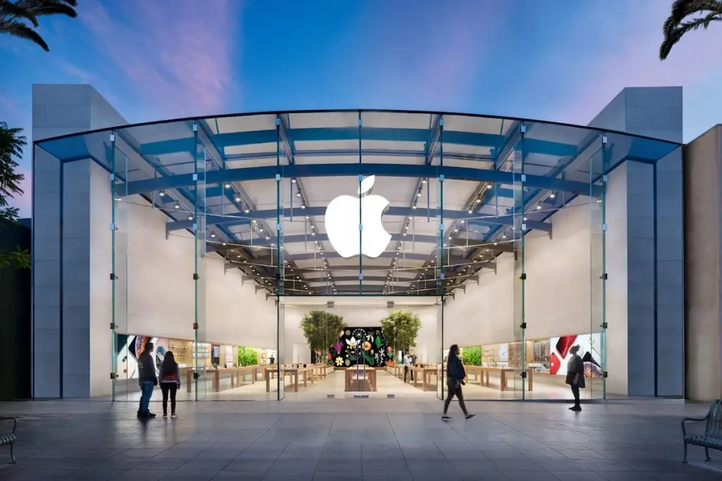 Η Apple «σπάει τον κουμπαρά της» και ρίχνει $430 δισεκ. σε επενδύσεις