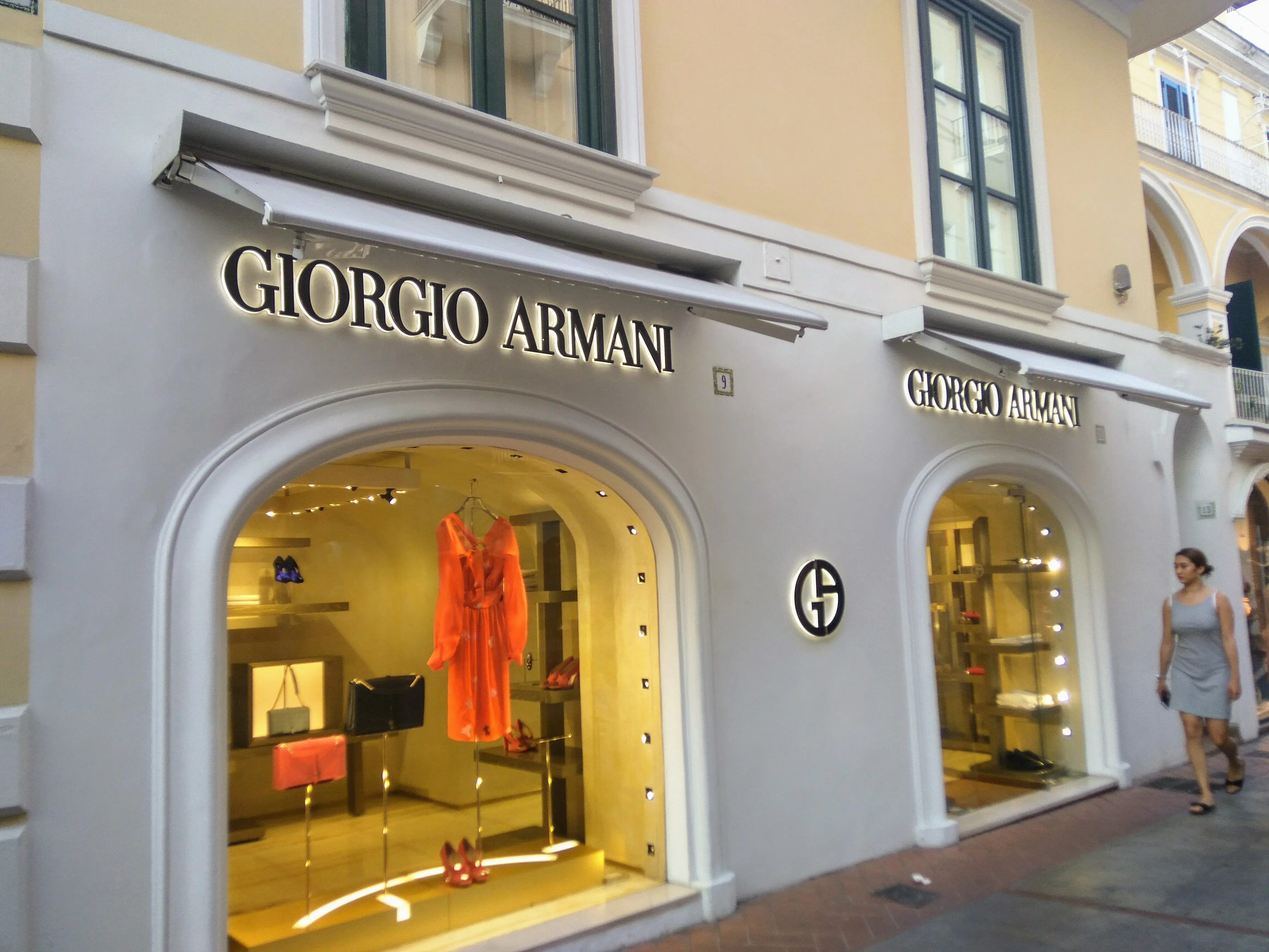 Η αυτοκρατορία πολυτελείας Armani σε τροχιά πώλησης