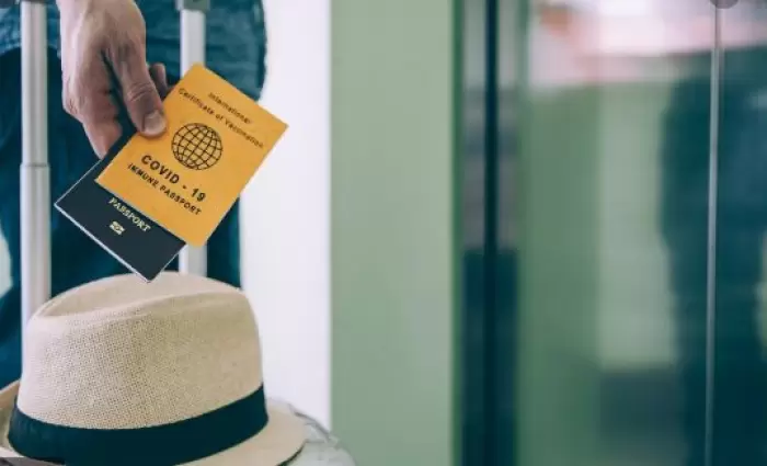Η Βρετανία εξετάζει την ιδέα των διαβατηρίων εμβολιασμού