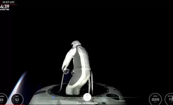 Έναν «τέλειο κόσμο» είδε ο επιχειρηματίας που βγήκε από το διαστημόπλοιο στο διαστημικό κενό (βίντεο)