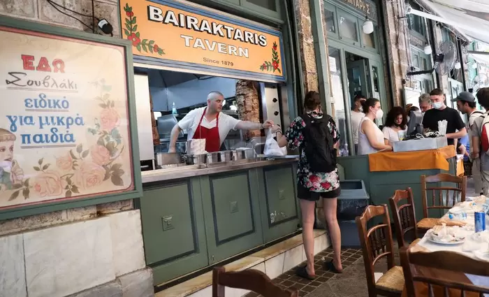 Reuters: Στην Ελλάδα παλεύουν να συγκρατήσουν την τιμή στο σουβλάκι
