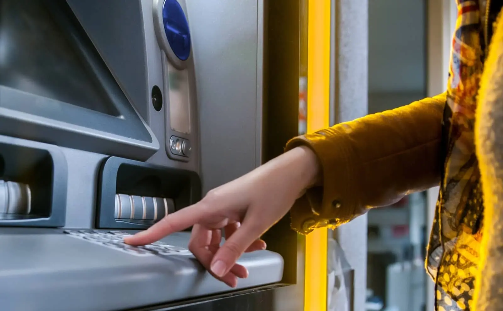Θέλει περισσότερα ATMs από τις τράπεζες στην ύπαιθρο η Βουλή