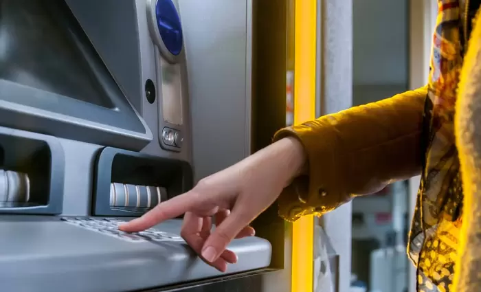 Θέλει περισσότερα ATMs από τις τράπεζες στην ύπαιθρο η Βουλή