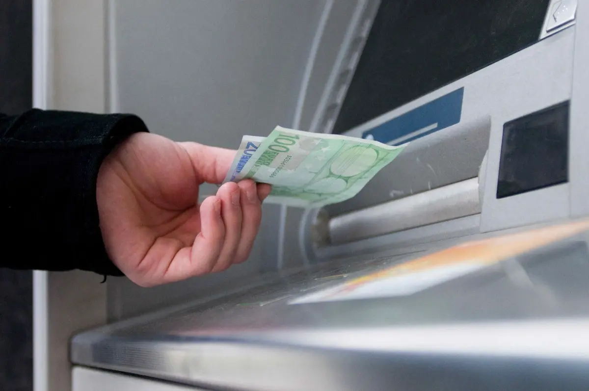 Δωρεάν οι αναλήψεις μετρητών στην Ελλάδα - Τι ισχύει στην Κύπρο