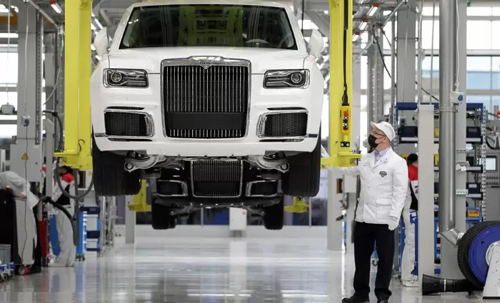 Η εντυπωσιακή λιμουζίνα του Πούτιν μπαίνει στην παραγωγή (ΦΩΤΟΣ)