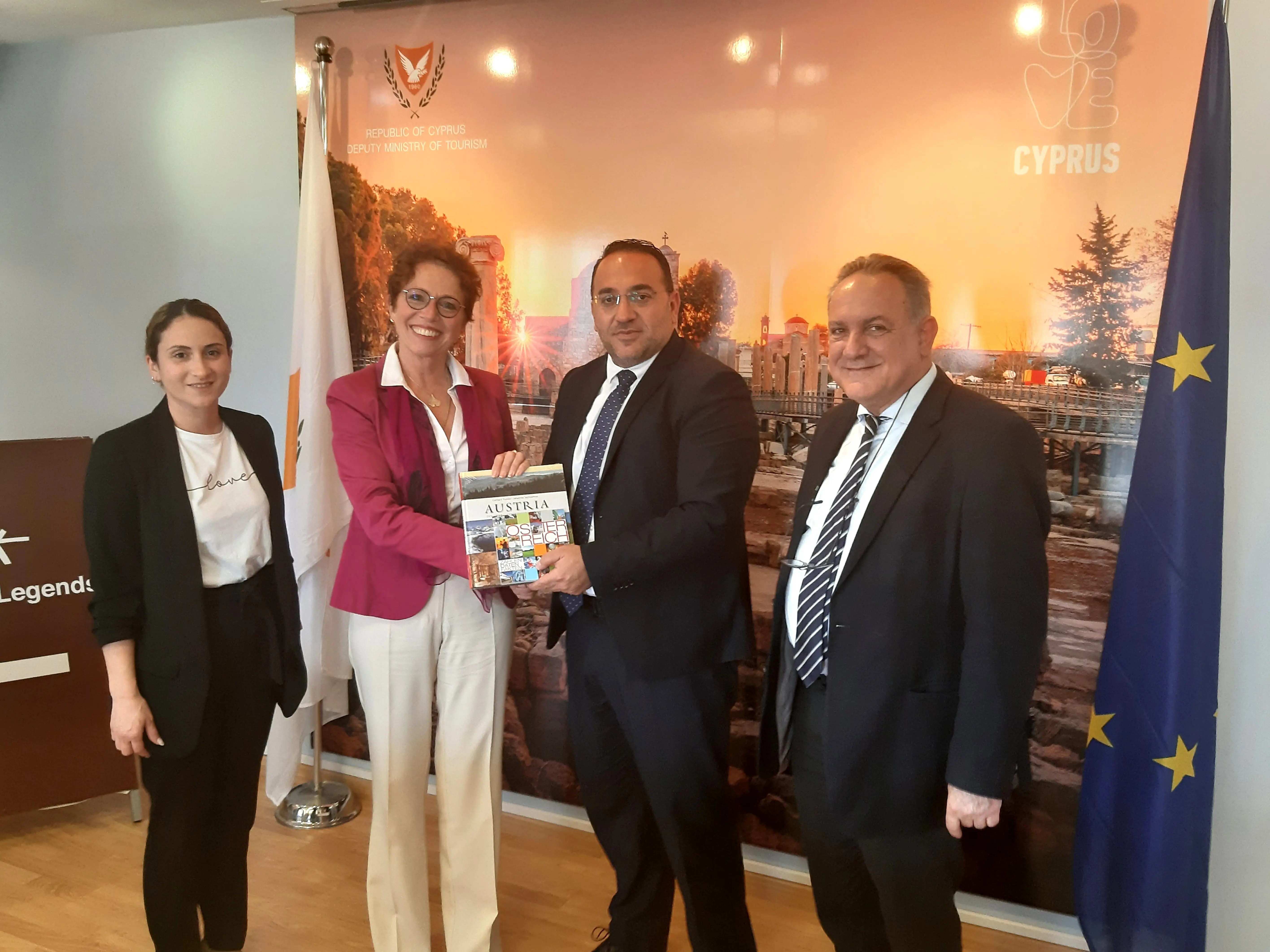 Ενίσχυση τουριστικών σχέσεων συζήτησαν Υφ. Τουρισμού - Πρέσβειρα Αυστρίας
