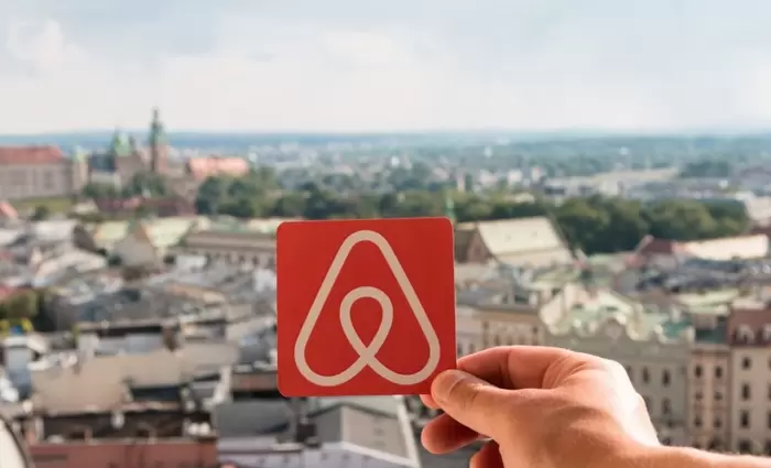 Ολοκληρώνεται η συζήτηση στην Βουλή για τα Airbnb