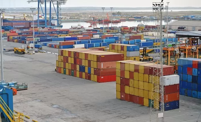 Σημαντική ετήσια μείωση στο έλλειμμα εμπορικού ισοζυγίου τον Ιανουάριο (γράφημα)