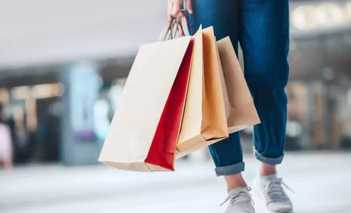 Έρευνα: Αγοράζουν μόνο τα απαραίτητα για να αντιμετωπίσουν την ακρίβεια