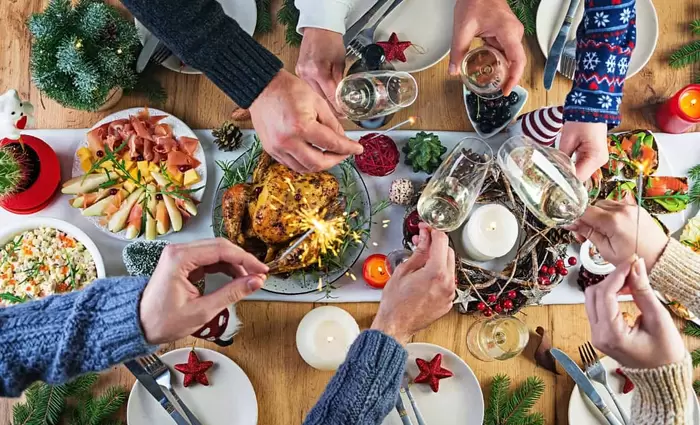 Χριστουγεννιάτικο τραπέζι από €25: «Πλούσιο» vs «οικονομικό» (ΕΡΕΥΝΑ)