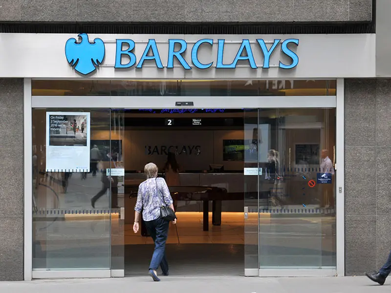 Barclays: Γιατί αυστηροποιεί τους κανόνες για την τηλεργασία