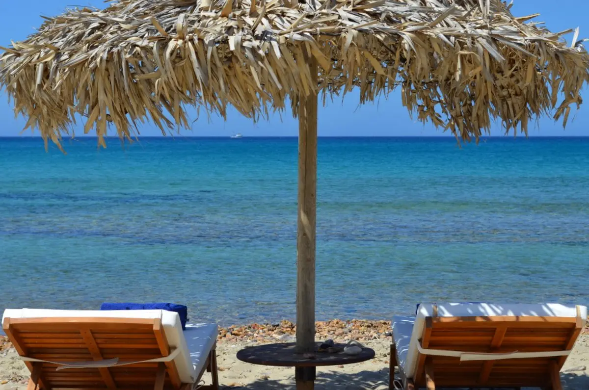 Χάθηκαν πάνω από 1 εκατ. ευρώ έσοδα από ομπρέλες και ξαπλώστρες