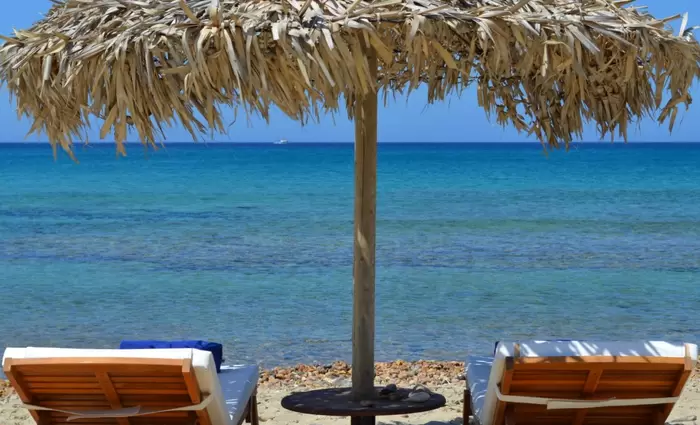 Χάθηκαν πάνω από 1 εκατ. ευρώ έσοδα από ομπρέλες και ξαπλώστρες