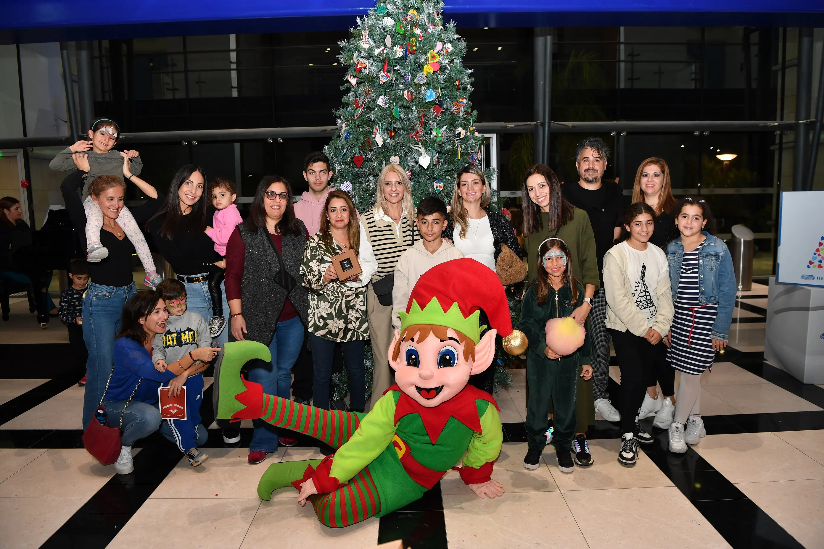 Με καρδιές ΑΛΜΑ και πολλή αγάπη στολίστηκε το χριστουγεννιάτικο δέντρο της Ελληνικής Τράπεζας