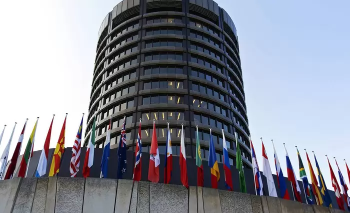 Πιέζουν τις κεντρικές τράπεζες να επισπεύσουν για τον πληθωρισμό