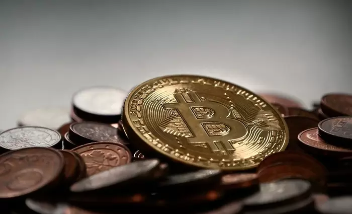 Bitcoin: Φλερτάρει με τα $70,000 μετά από εισροή $2.4 δισ. σε ETFs (γράφημα)