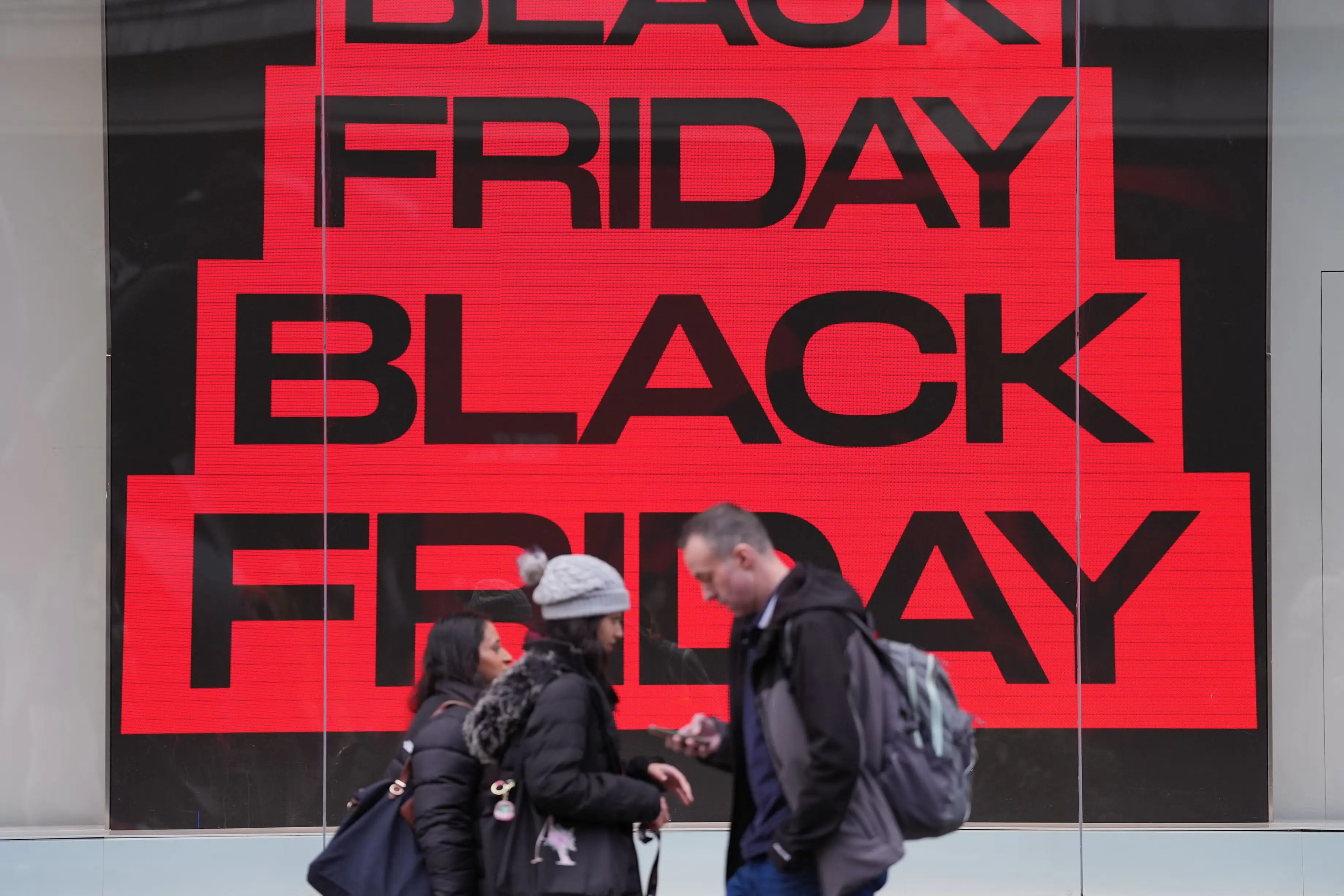 Βρετανικό λιανεμπόριο: Δεν απέδωσε η Black Friday – Πιέζονται τα νοικοκυριά