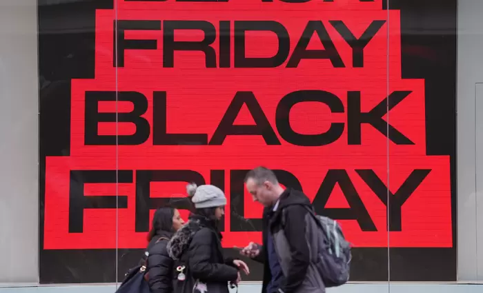 Βρετανικό λιανεμπόριο: Δεν απέδωσε η Black Friday – Πιέζονται τα νοικοκυριά