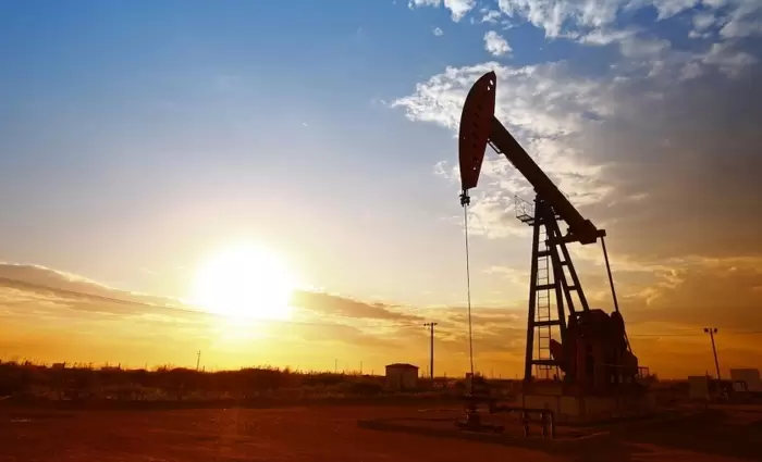 Ξανά σε ελεύθερη πτώση το πετρέλαιο