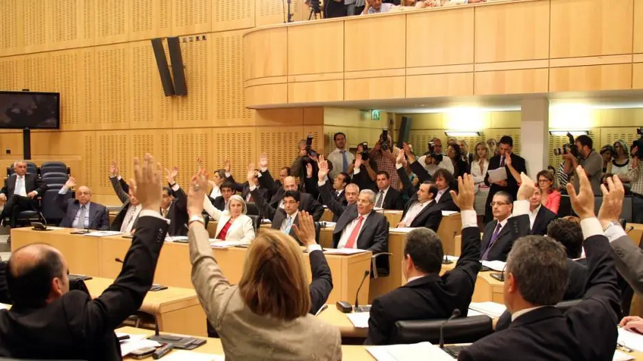 Με 10 από τα 12 νομοσχέδια συνεδριάζει εκτάκτως η Ολομέλεια