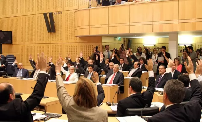 Με 10 από τα 12 νομοσχέδια συνεδριάζει εκτάκτως η Ολομέλεια