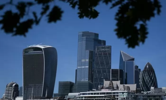 Φόροι και αβεβαιότητα «φρενάρουν» τις προσλήψεις στο City του Λονδίνου