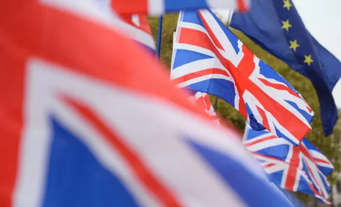 Στις Βρυξέλλες για νέα συμφωνία του Brexit οι διαπραγματευτές