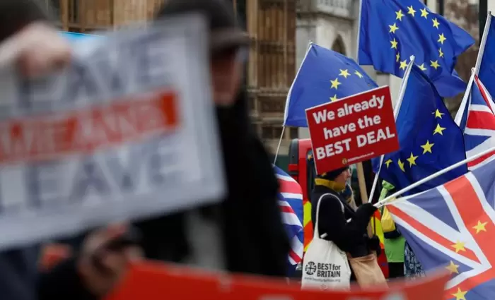 ΕΕ: Δεν πιέζουμε τη Βρετανία να φύγει