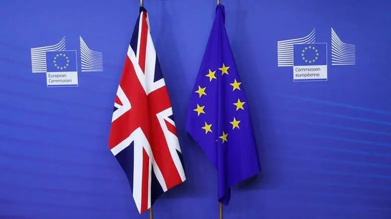 Μέι: Ενα Brexit χωρίς συμφωνία δεν θα είναι και το τέλος του κόσμου