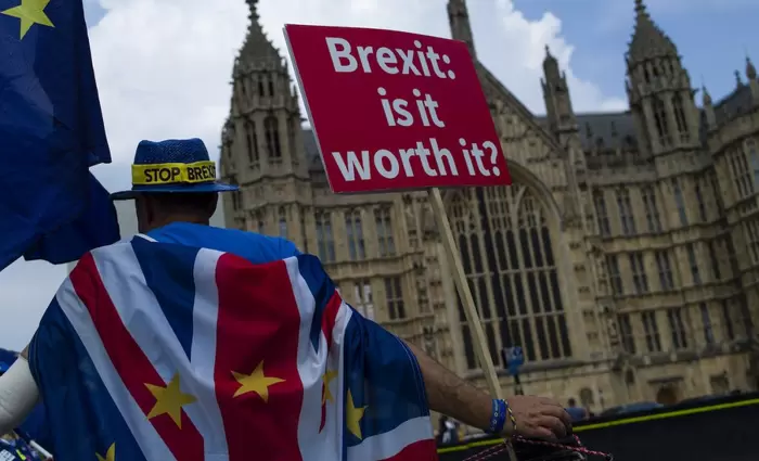 Νέα μελέτη:  Έως και 100.000 θέσεις εργασίας θα κινδυνεύσουν με άτακτου Brexit