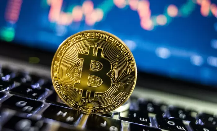 Το bitcoin πλησιάζει το φράγμα των $6.000