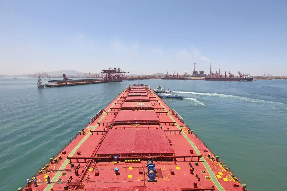 Εγκαταλείπουν το Σουέζ τα μεγάλα bulk carriers
